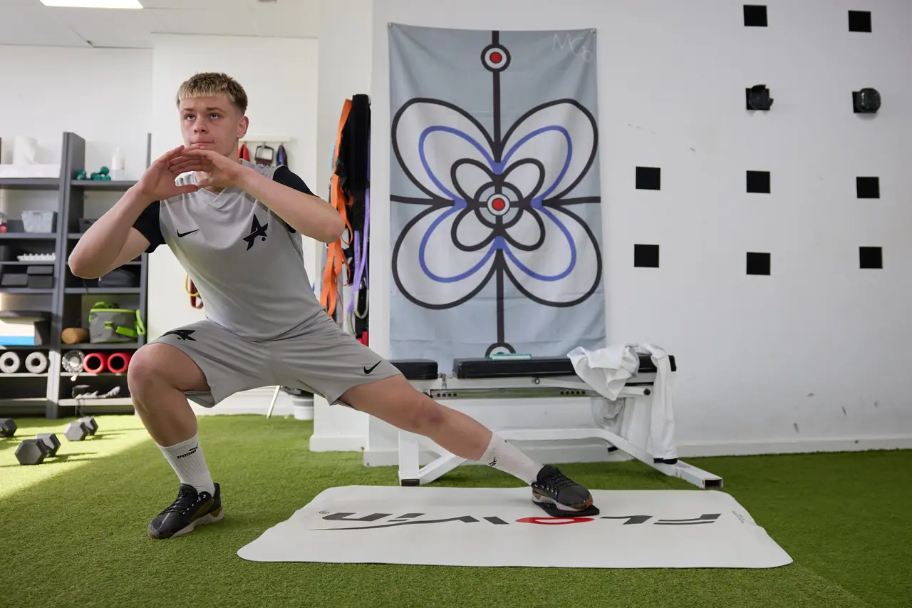 Lunge exercise with coach supervision